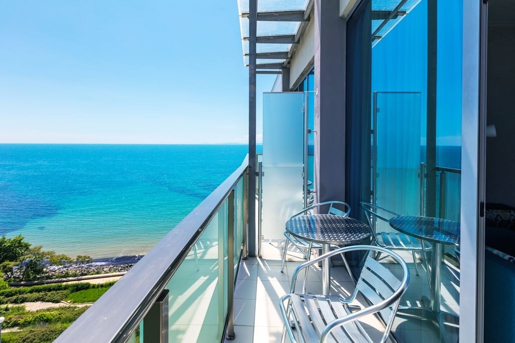 rooms-deluxe-room-side-sea-view