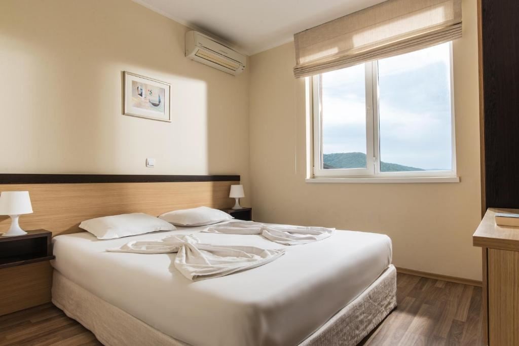 rooms-standard-apartment-mountainview-balcony-or-terrace