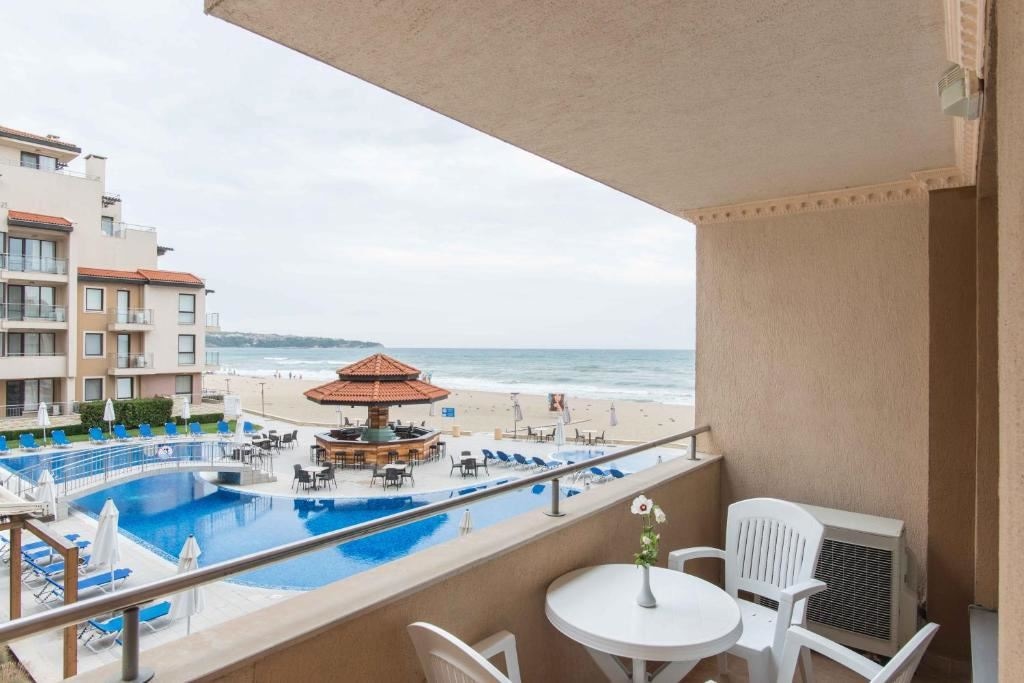 rooms-standard-apartment-poolview-balcony-or-terrace