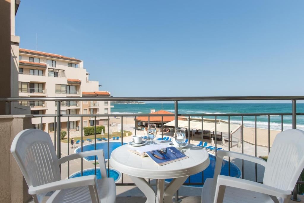 rooms-standard-apartment-seafront-balcony-or-terrace