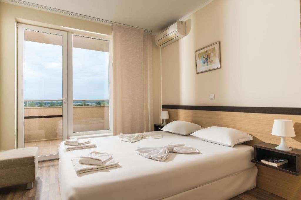 rooms-2-bedroom-standard-apartment-seafront