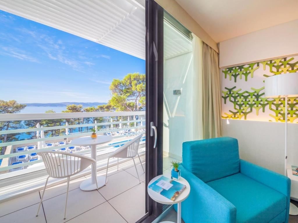 rooms-superior-room-seaside-balcony