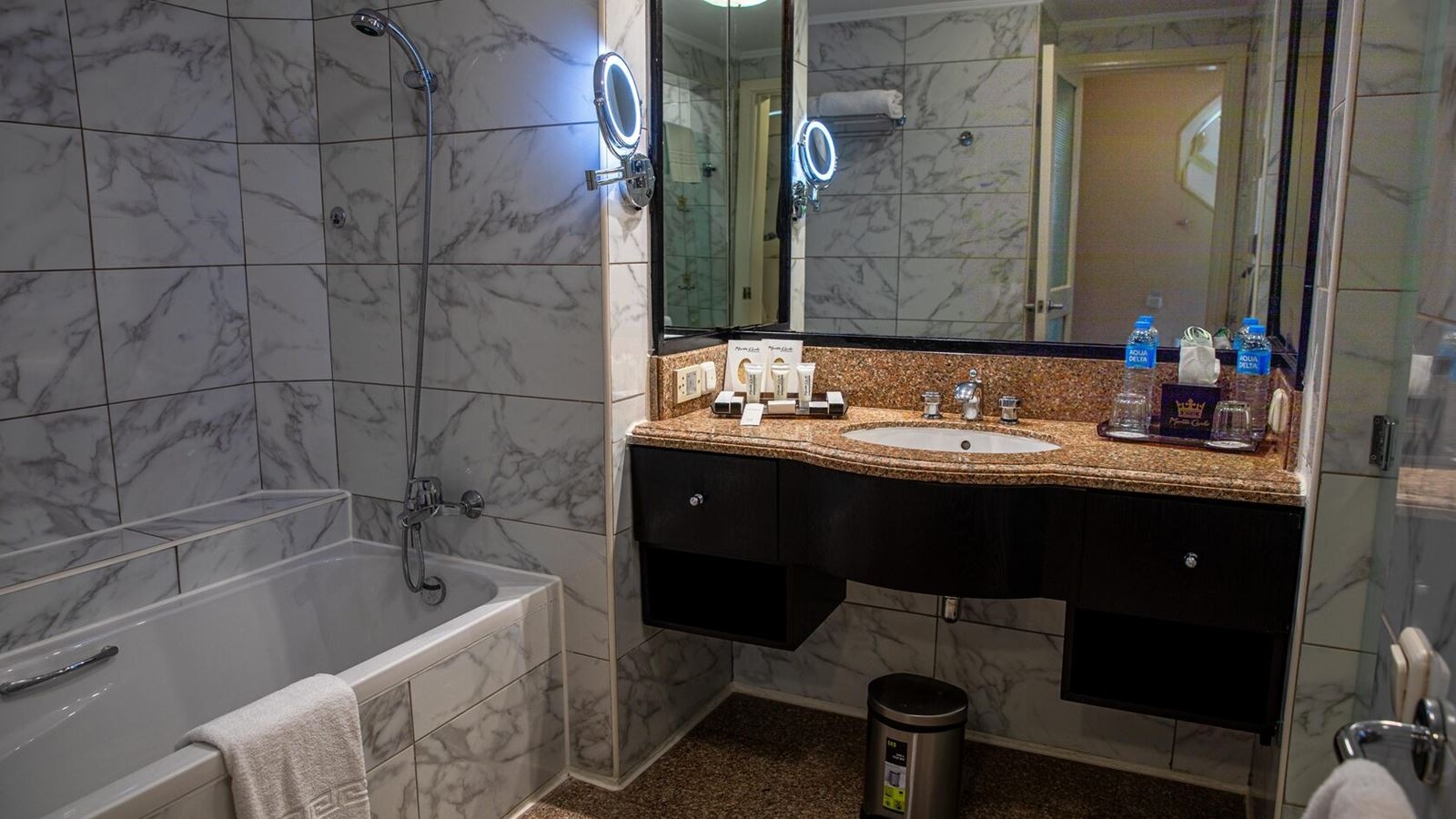 rooms-family-suite-pool-view