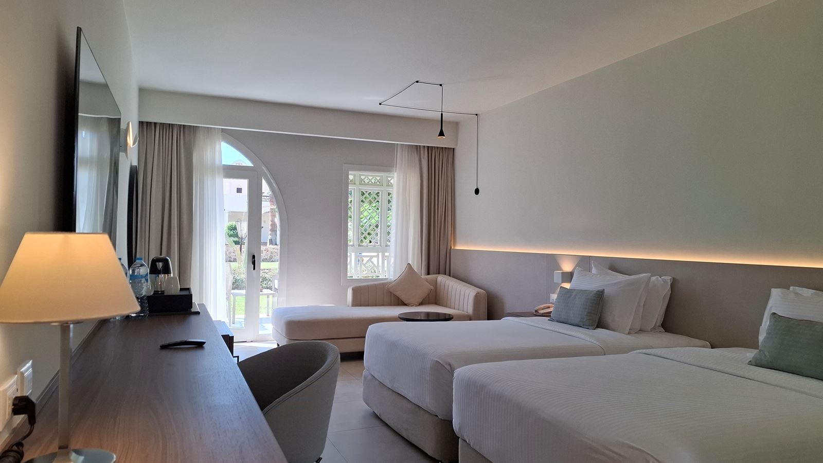 rooms-deluxe-pool