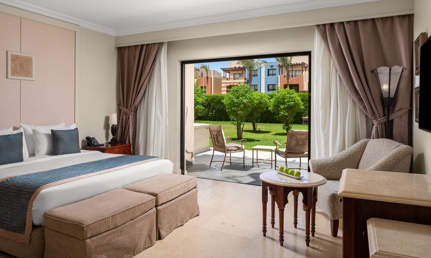 rooms-family-interleading-room-garden-view