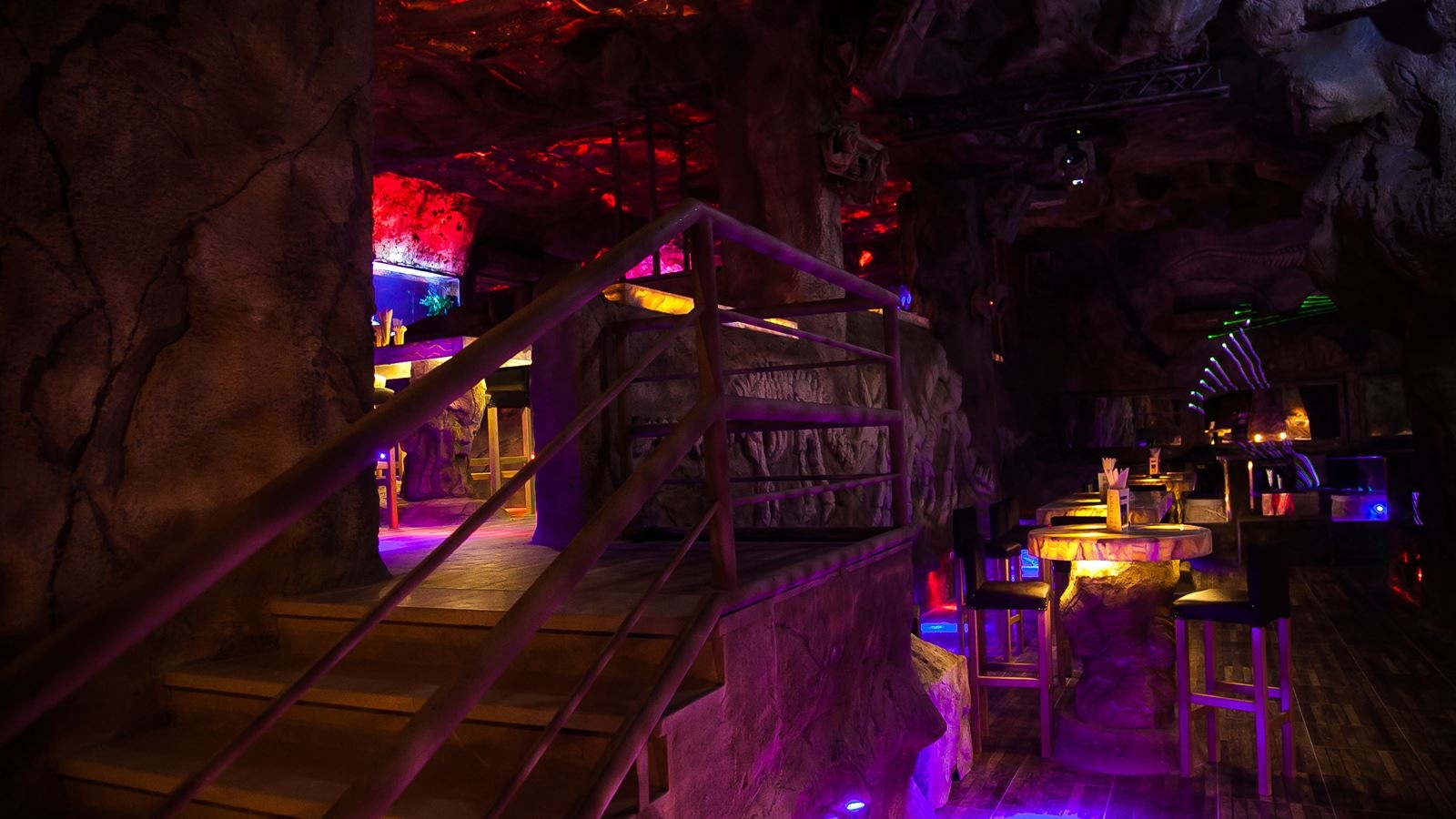 bars-dinos-beach-bar