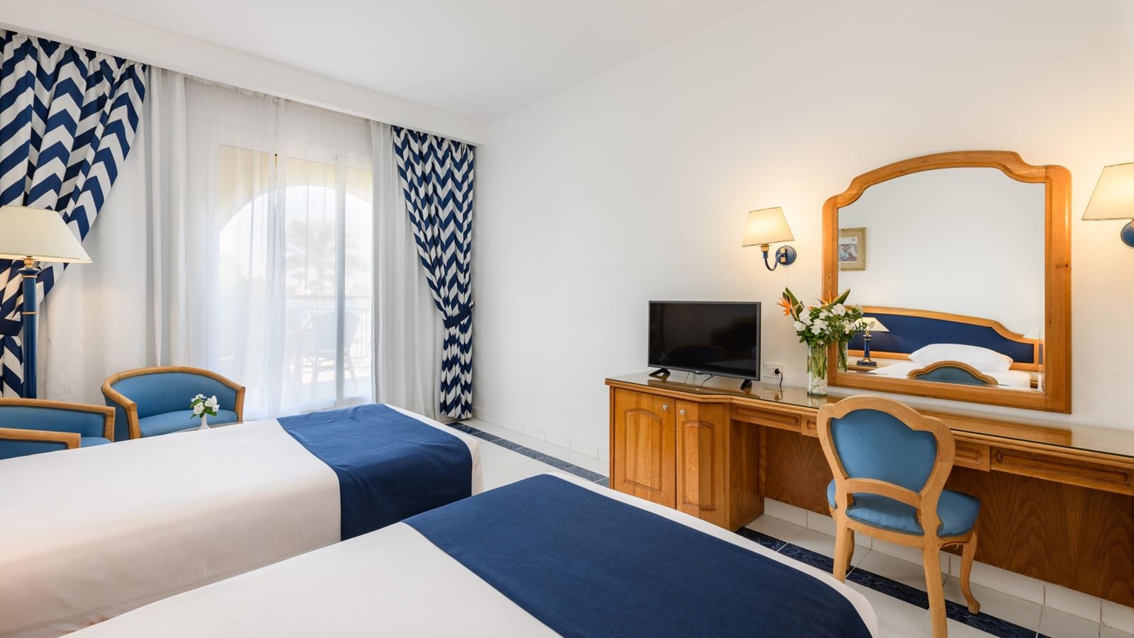 rooms-standard-room-pool-view
