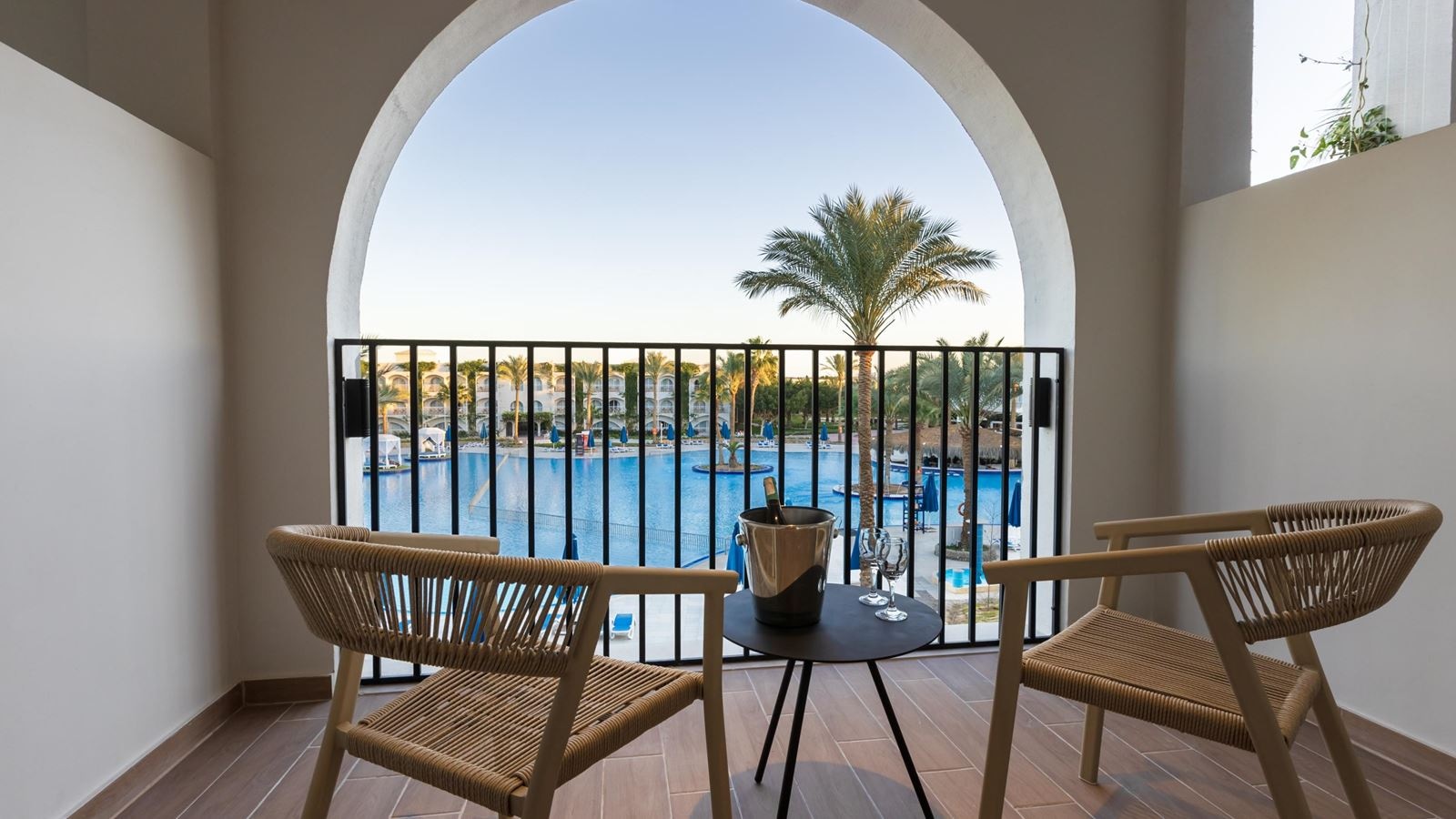 rooms-premium-room-pool-view