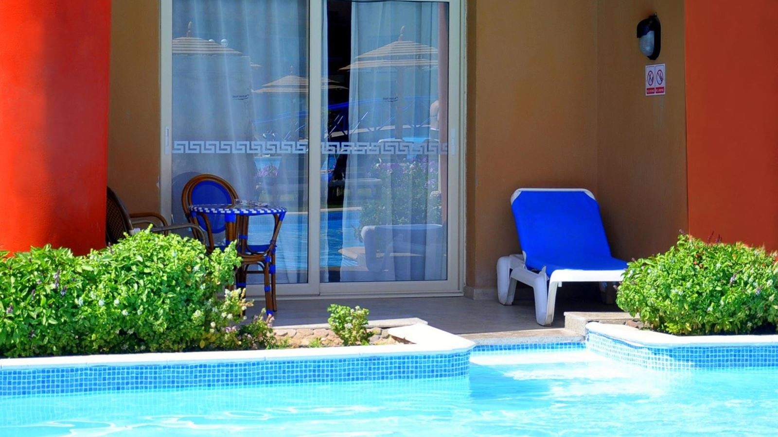 rooms-swim-up-room