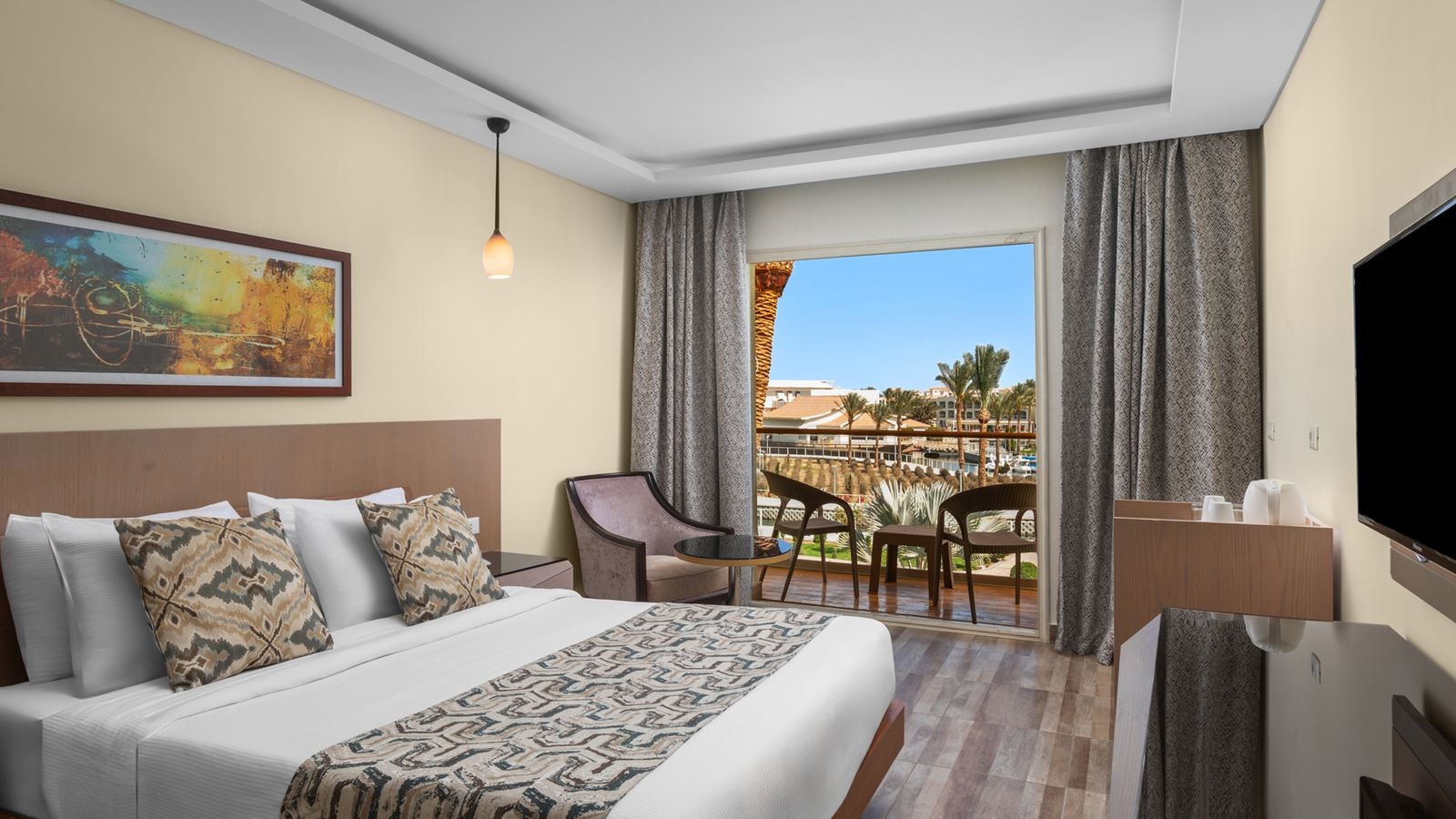 rooms-room-family-pool-view