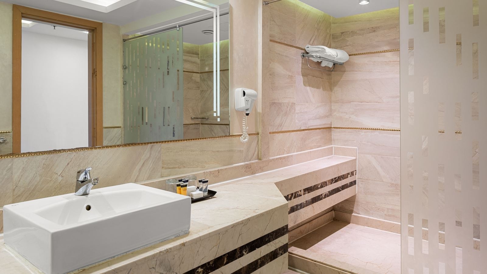 rooms-room-superior-pool-view