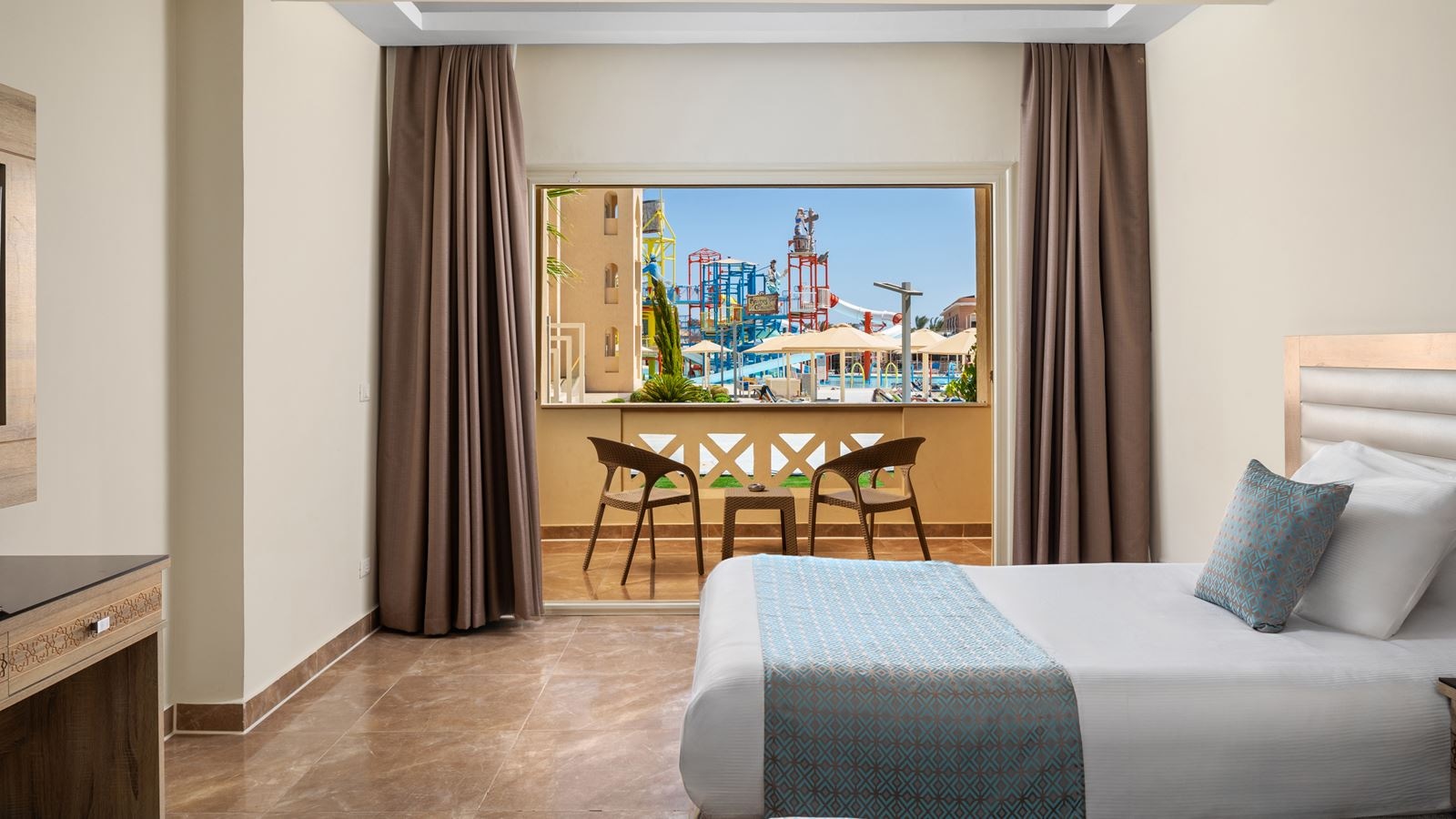 rooms-family-room-pool-view