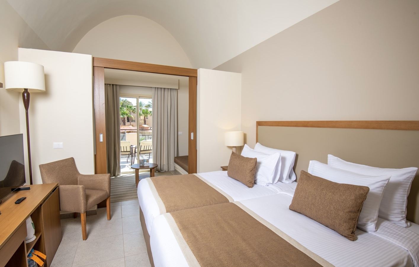 rooms-family-deluxe-room-garden-view-queen-bed