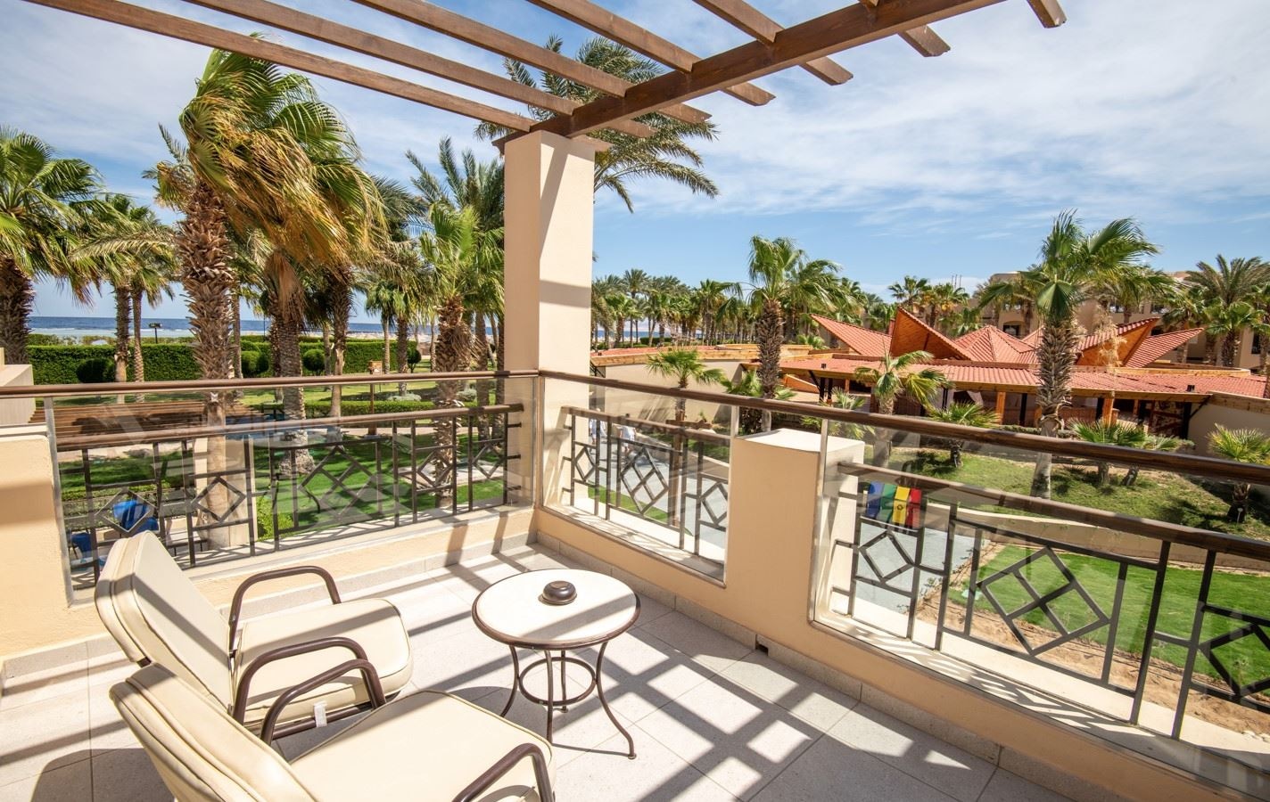 rooms-family-deluxe-room-sea-view-twin-bed