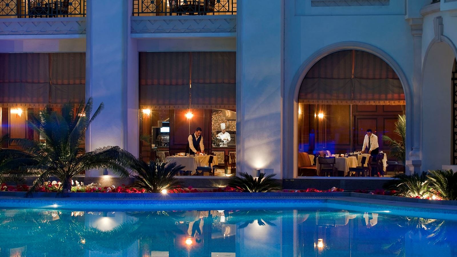 restaurants-chill-out-pool-bar