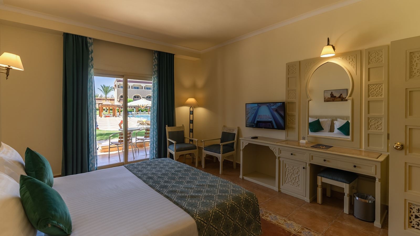 rooms-family-suite-pool-view