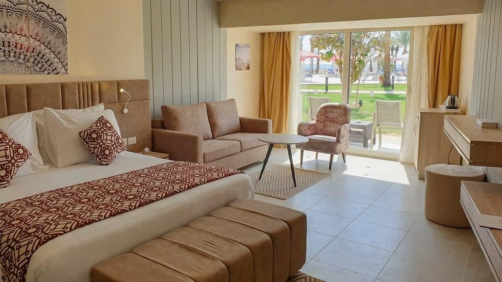 rooms-room-deluxe-poolsea-view