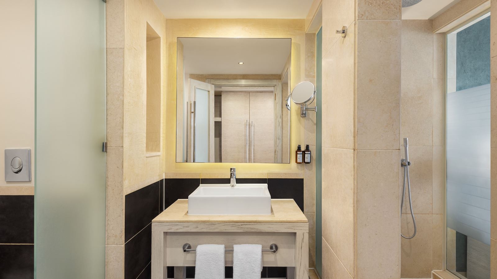 rooms-classic-pool-or-lagoon-view-room