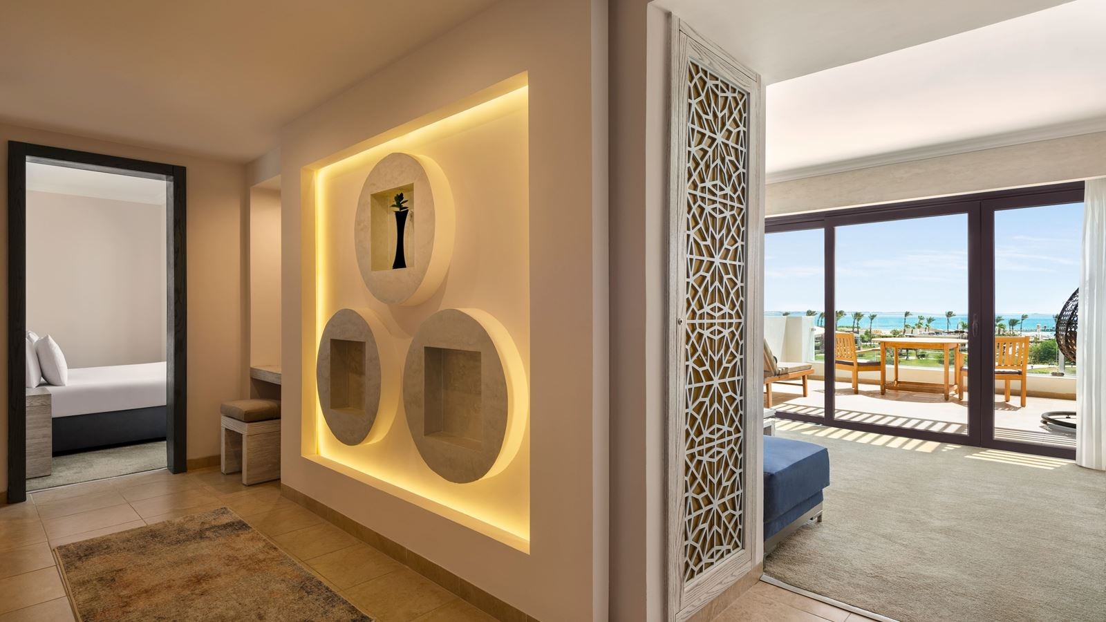 rooms-superior-suite-king-bed-pool-view