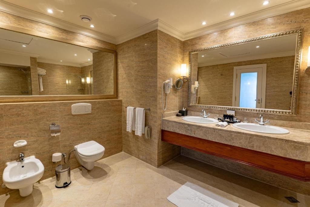 rooms-ambassador-sea-view-suite