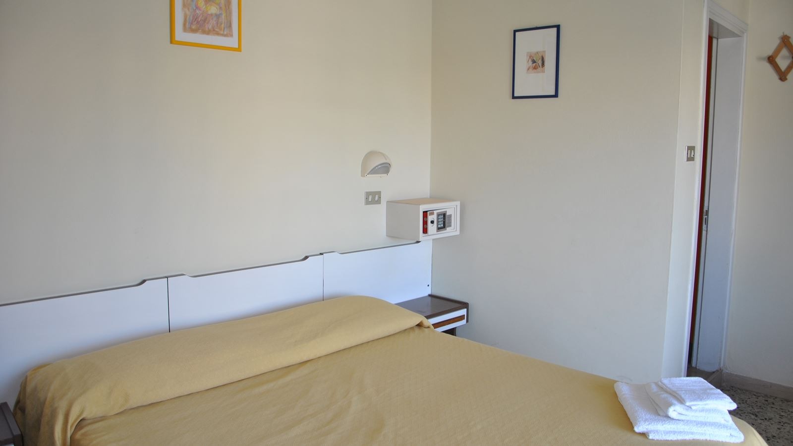 rooms-standard-room
