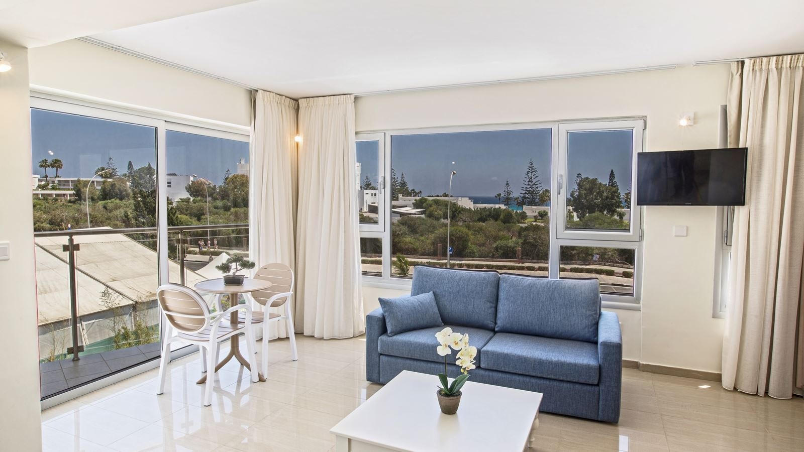 rooms-suite-family-room-sea-view