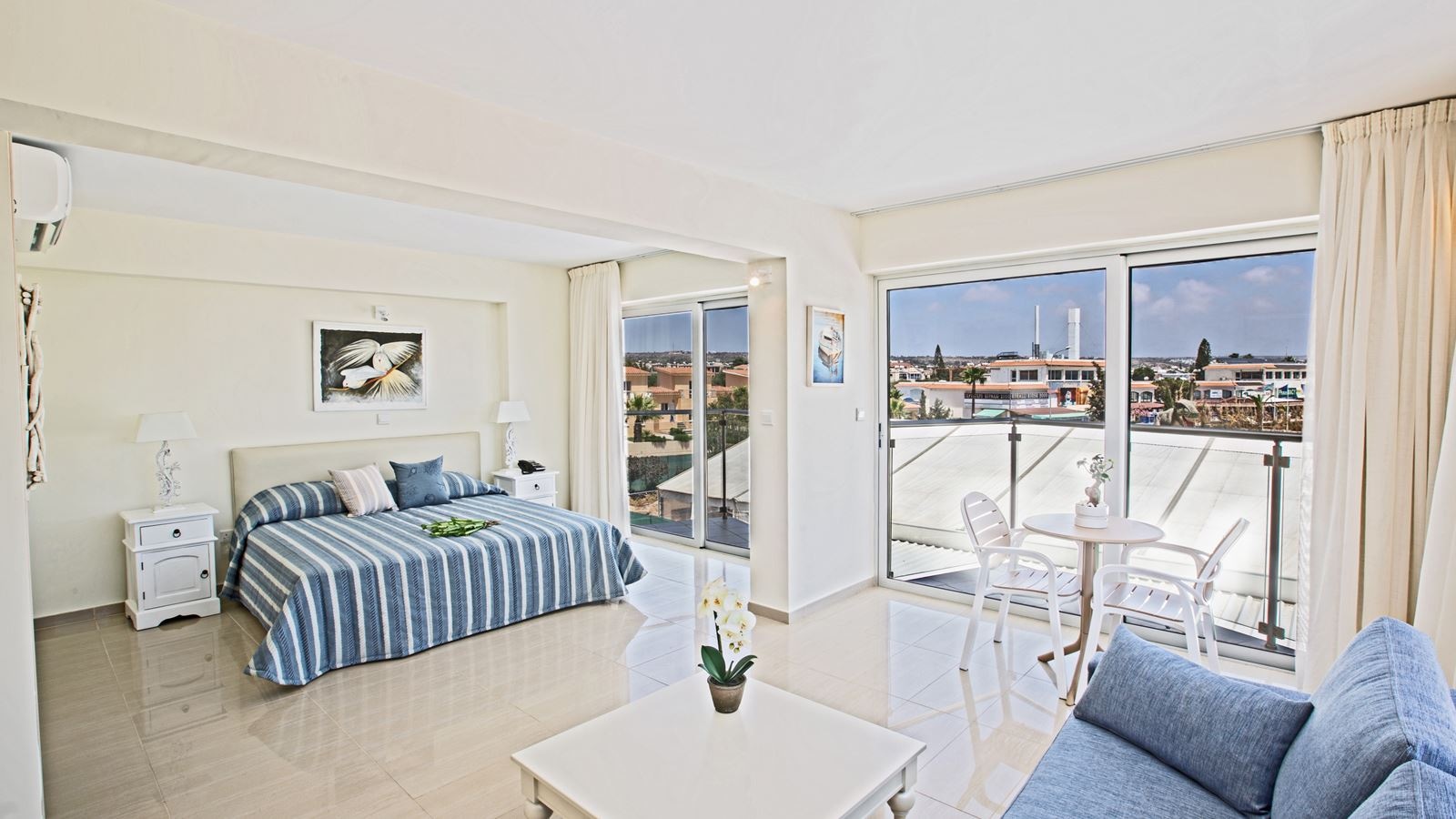 rooms-suite-family-room-side-sea-view