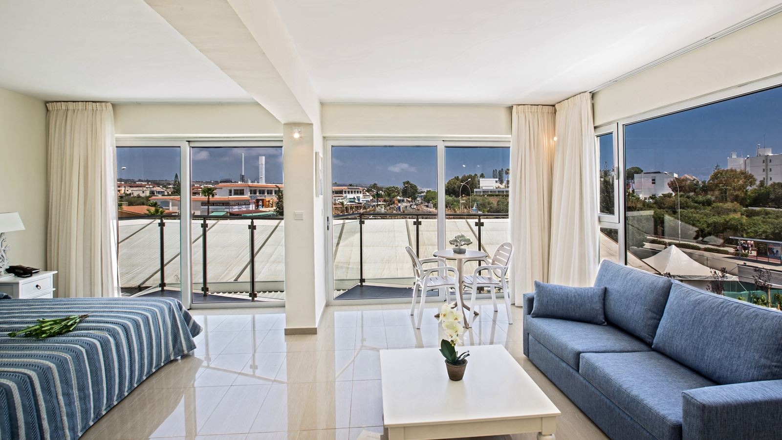 rooms-suite-family-room-side-inland-view