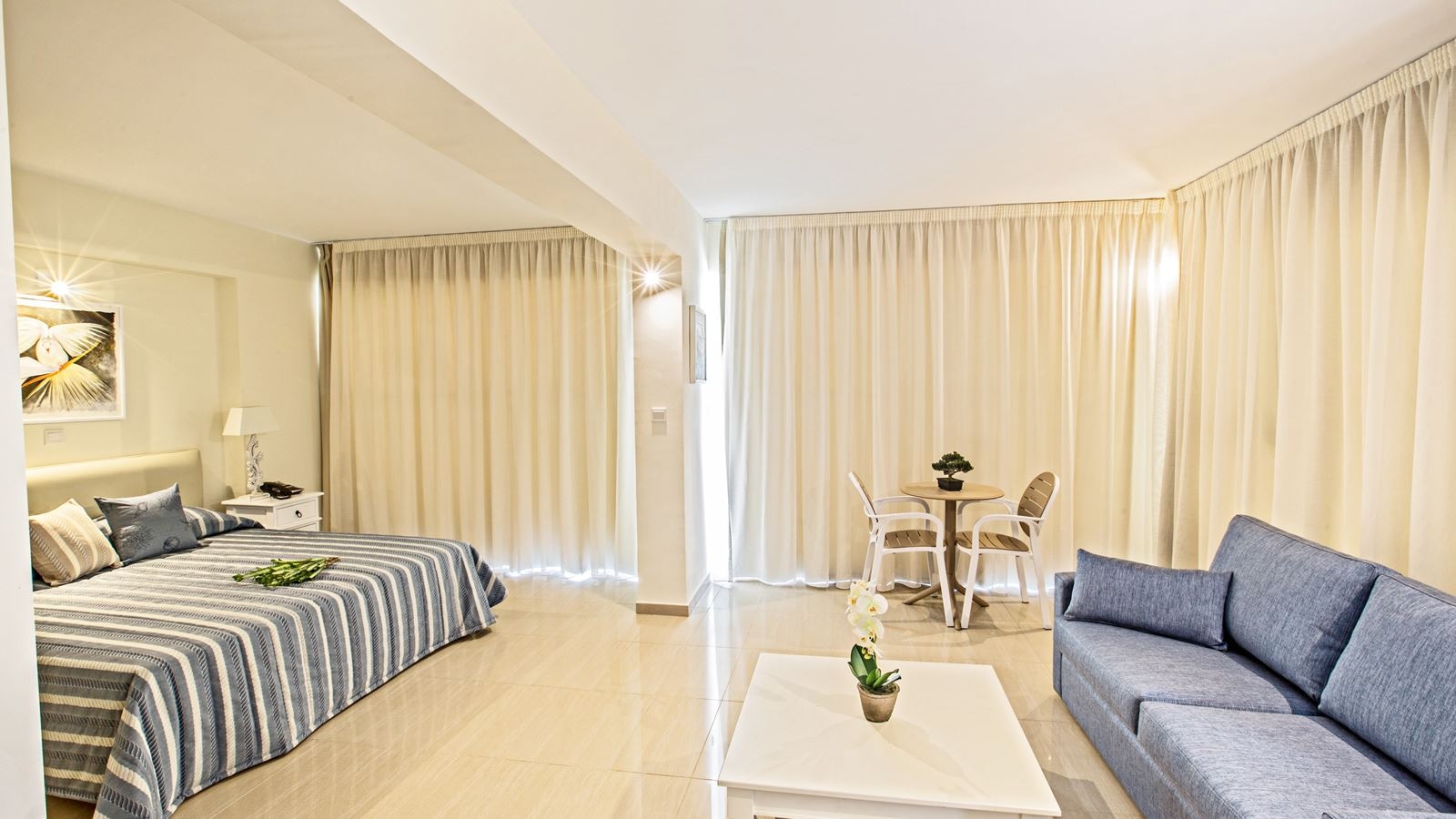 rooms-suite-family-room-side-inland-view