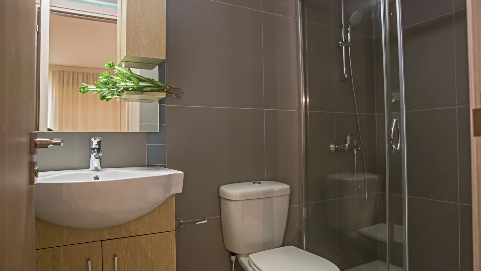 rooms-suite-family-room-side-sea-view