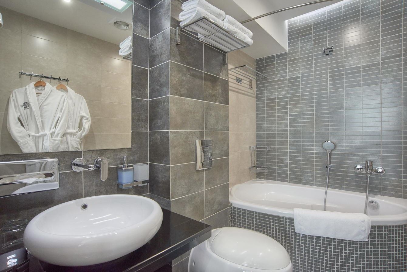 rooms-люкс-с-видом-на-город-и-строящийся-корпус