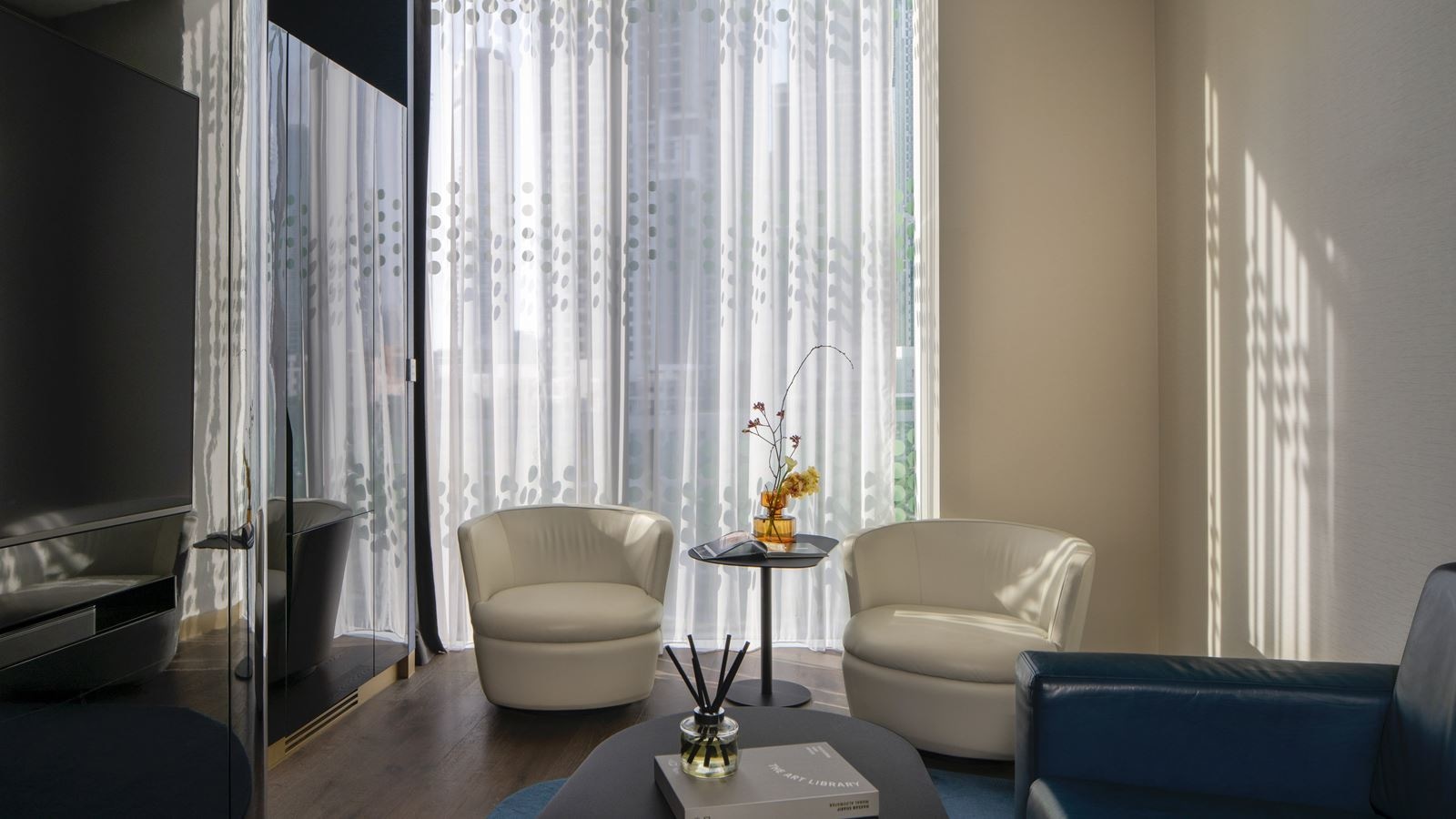 rooms-extra-me-+-junior-suite-with-burj-khalifa-view-and-jacuzzi