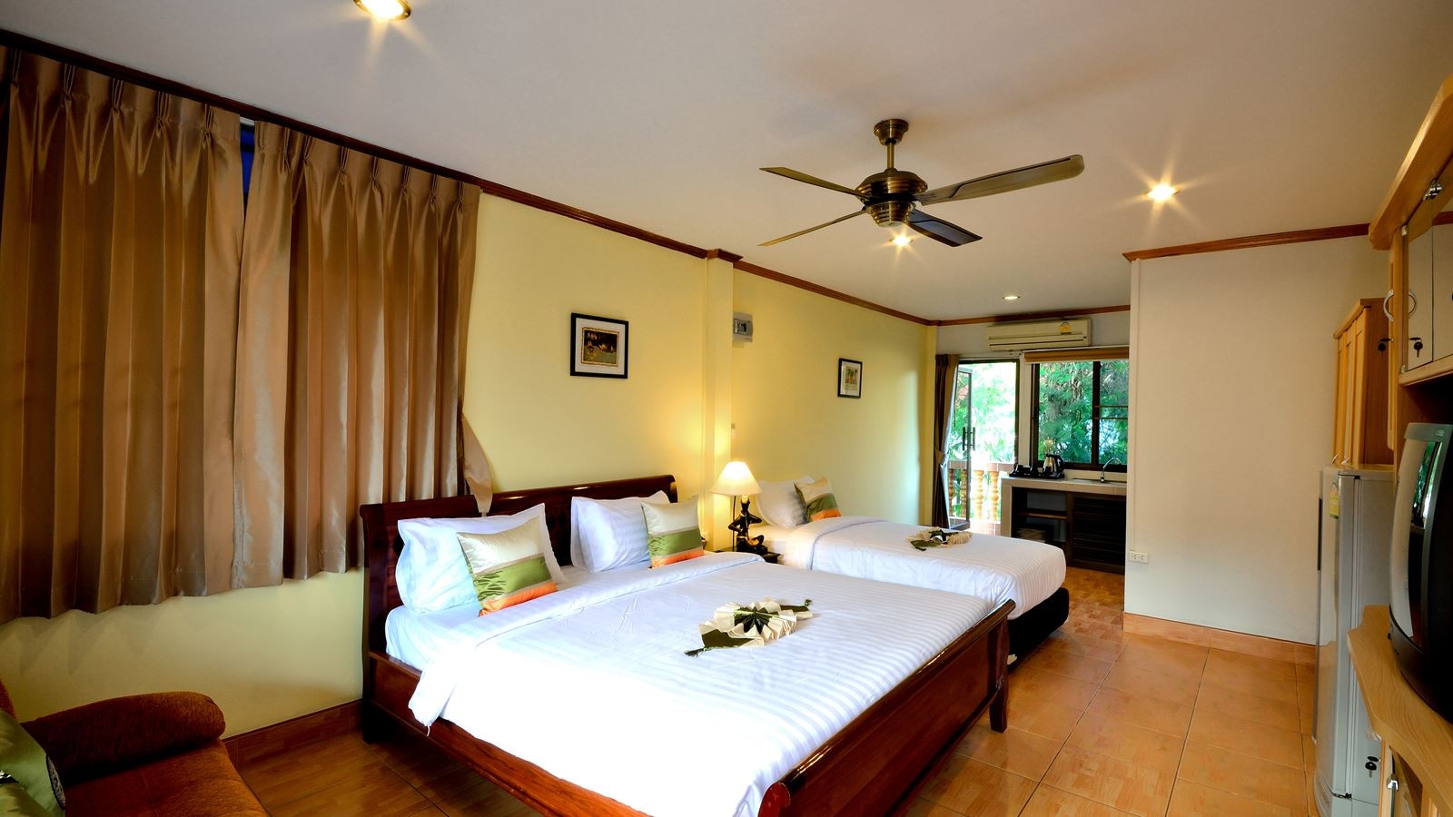 rooms-deluxe-room