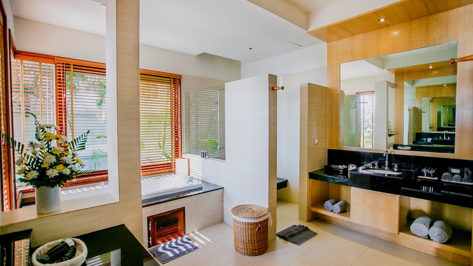 rooms-grand-thai-with-natural-ocean-view-and-spa-bath