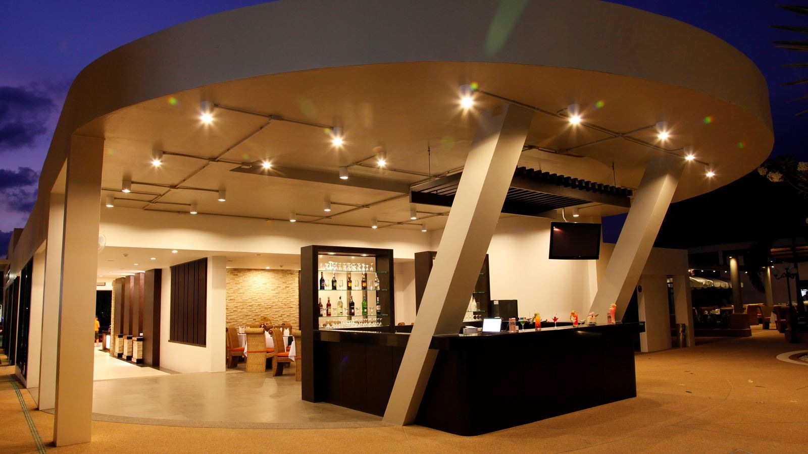 bars-poolside-bar