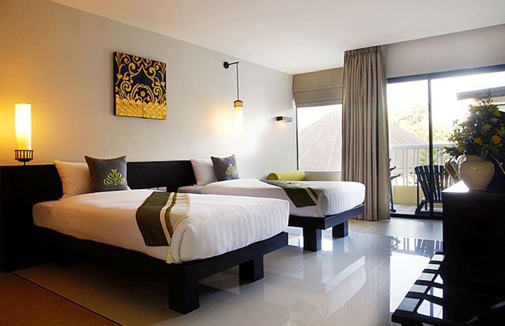 rooms-deluxe-pool-view-room