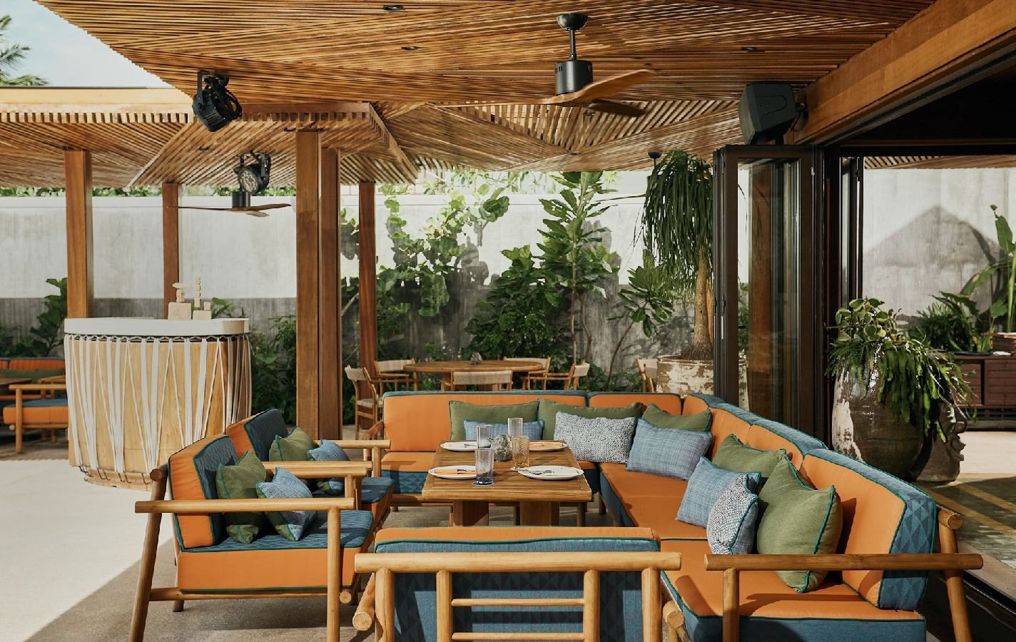 bars-laku-beach-club