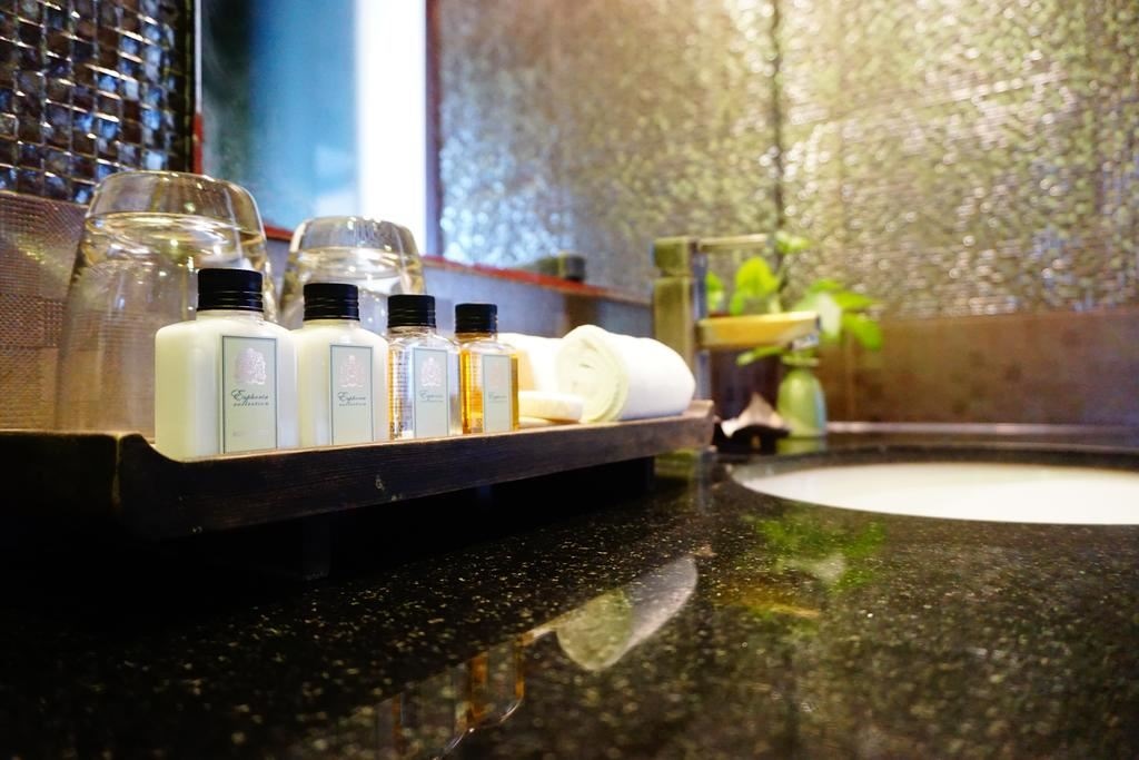 rooms-deluxe-pool-view