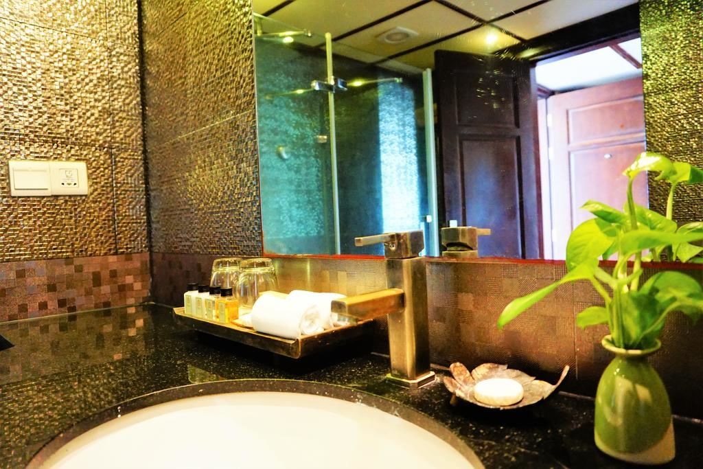 rooms-deluxe-pool-view