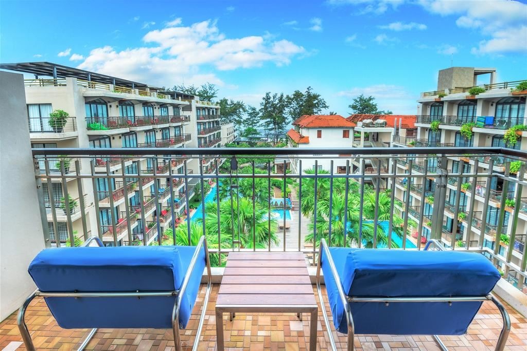 rooms-deluxe-pool-view