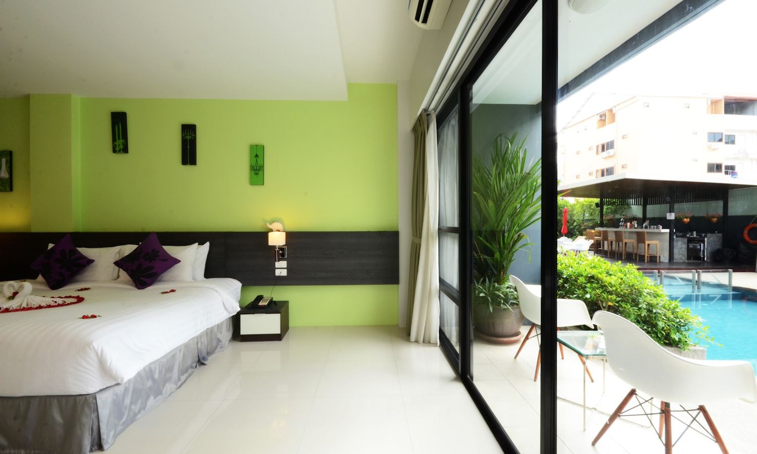 rooms-pool-pent