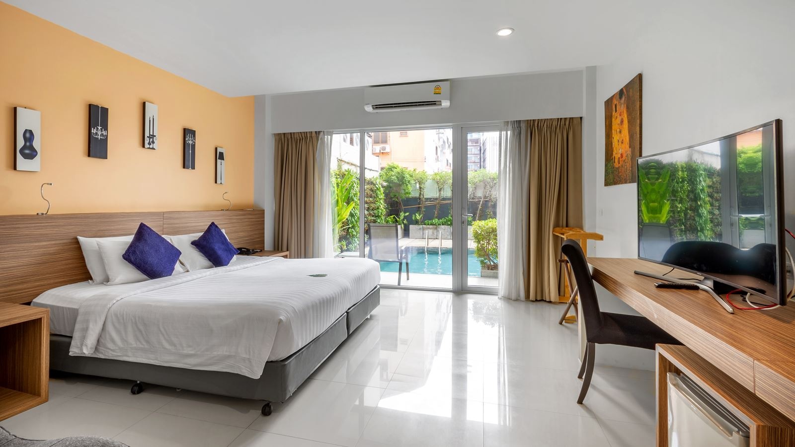 rooms-pool-pent