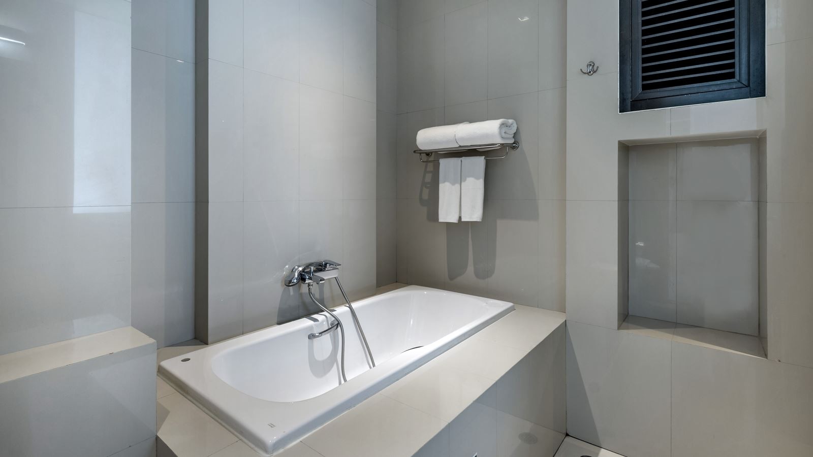 rooms-pool-pent