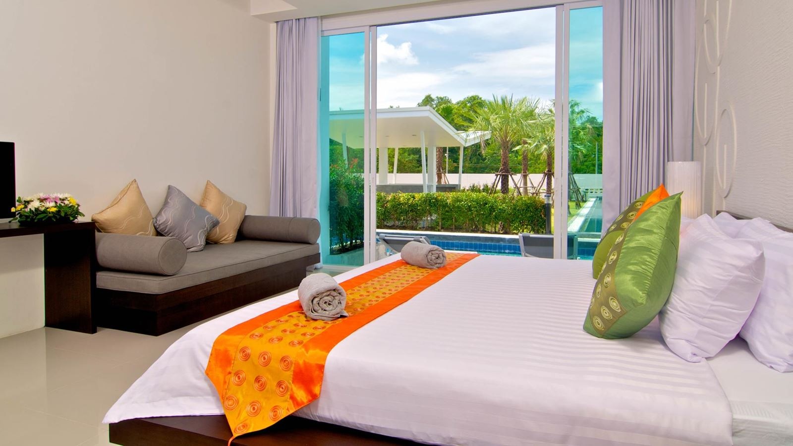 rooms-deluxe-pool-access