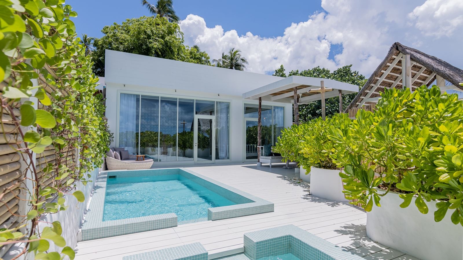 rooms-beach-pool-suite