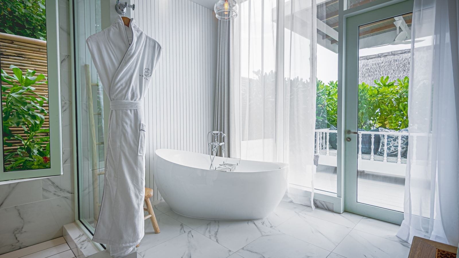 rooms-beach-pool-suite