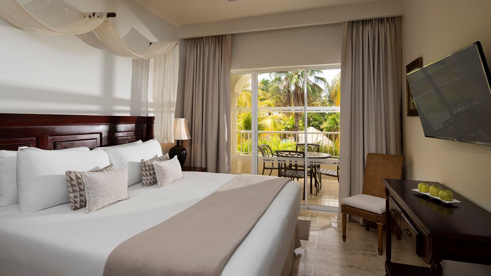rooms-the-level-master-suite-garden-view