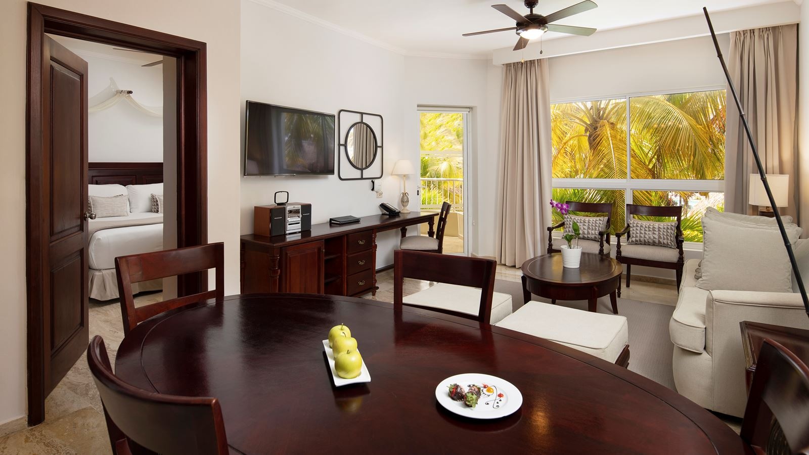 rooms-the-level-master-suite-garden-view