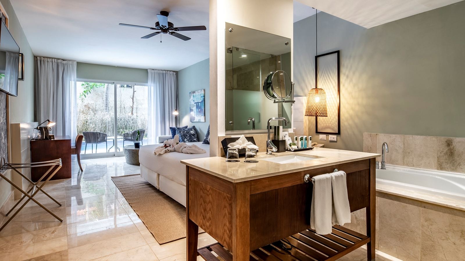 rooms-master-suite-swim-out