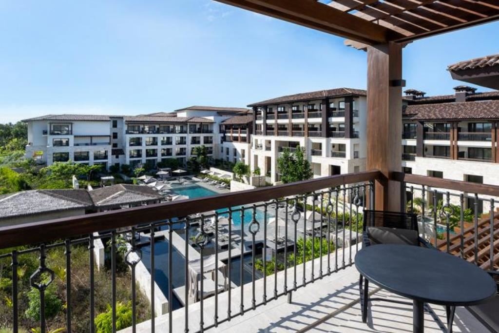 rooms-resort-king--pool-view-junior-suite